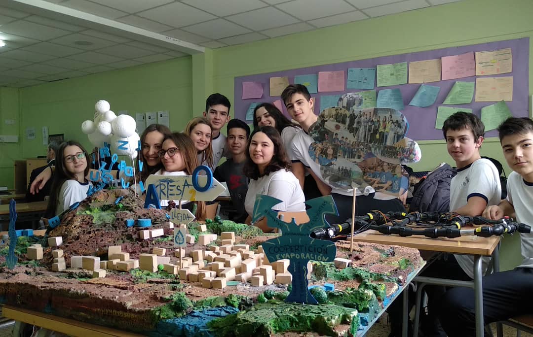 Els #ADS15 exposen el treball #FLL i el dels #Artesa2O a uns visitants molt especials:Mingo Sabanés,Josep Mª Espinal i companys de <a href="/sorea/">ㅅ</a> (col·laboradora en el projecte de l'any passat) <a href="/dgallmar/">David Gall Martin</a> , @Jordijuneda iJ.A. Llaudet. Moltíssimes gràcies per la visita i el vostre suport!