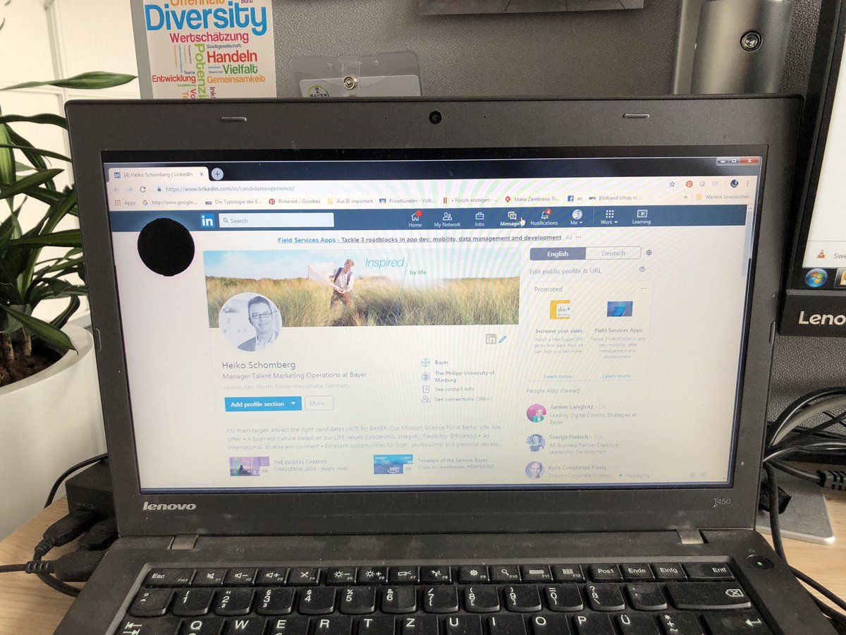 schomberg's tweet photo. Heute muss ich mich von meinem alten Laptop mit dem kleinen, liebgewonnenen #Pixelfehler trennen. #artefakt3000 https://t.co/qd038skaF9