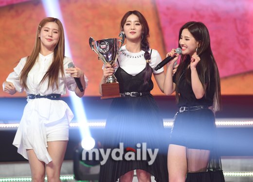 g_idlefan's tweet photo. Just as I was saying yesterday, their time will come! Congratulations to @G_I_DLE for winning #1 on Show Champion tonight!!! 🎉🏆 #Senorita1stWin https://t.co/YhcLOptqKG