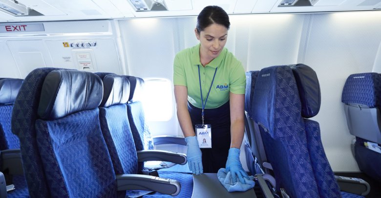 уборка салона воздушного судна. уборка воздушных судов. уборщик самолетов. уборка салона воздушного судна. уборщик салона самолета.