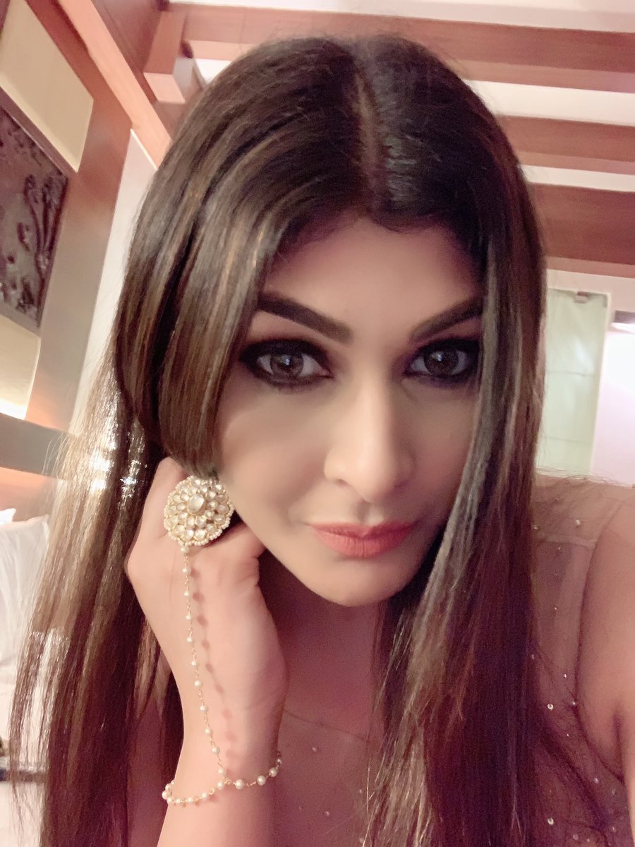 ushmatyagi's tweet photo. Selfies be like #deamy
Makeup inspiration @hudabeauty https://t.co/2kpIKqNmMc