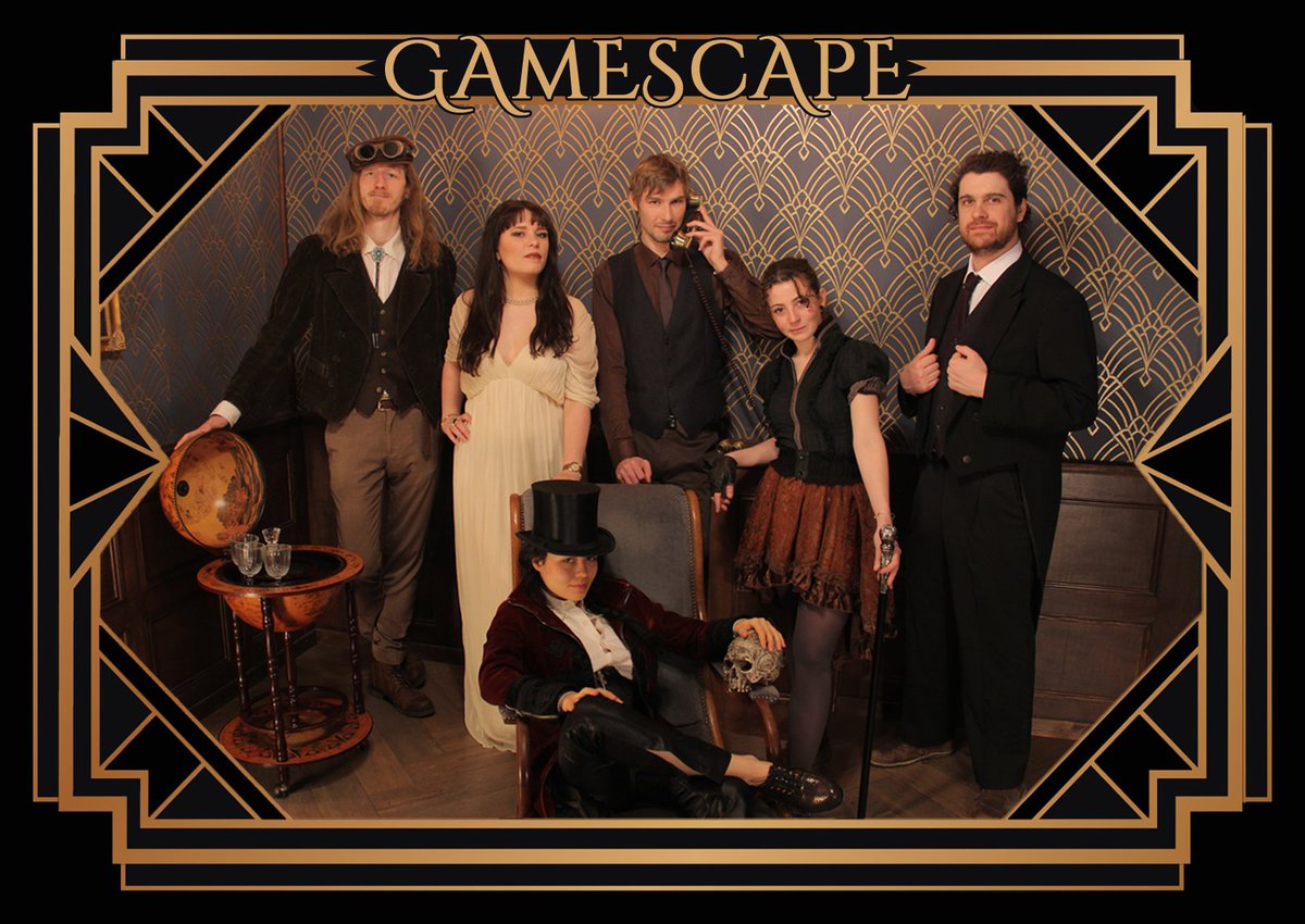 À l'occasion du shooting officiel de notre dernière salle "Gentleman Cambrioleur", nous nous sommes parés de nos plus beaux atours pour ce portrait de famille. Nous vous invitons à entrer dans notre univers et venir découvrir cette aventure riche en émotions...