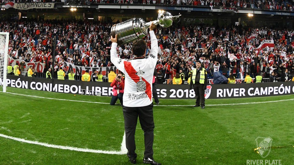 Hoy debuta en la Copa Libertadores, el último campeón de América. Consagrado en una histórica final, en una cancha neutral (habiendo jugado la ida en la Bombonera). Venciendo por 3 a 1 a su mega ultra hiper macro archi rival, que festejó antes de tiempo.