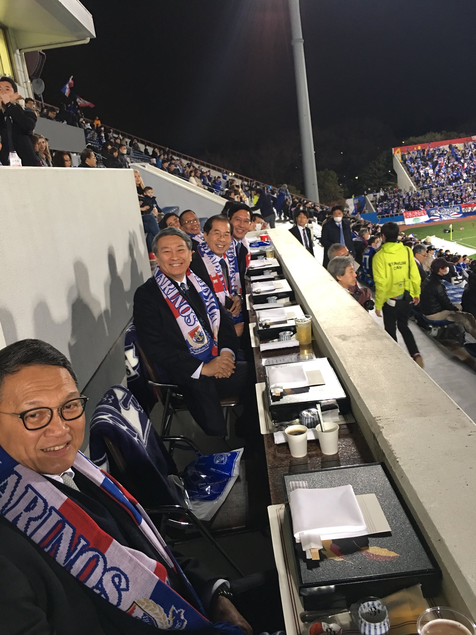 河野太郎 今晩はasean各国と東チモールの大使をマリノス対コンサドーレ戦にお招きしました 残念ながらチャナティップはベンチ入りしませんでしたが ティラトンが先発 インドネシア大使のクラブとはベルマーレが95年にアジア カップウィナーズカップで対戦