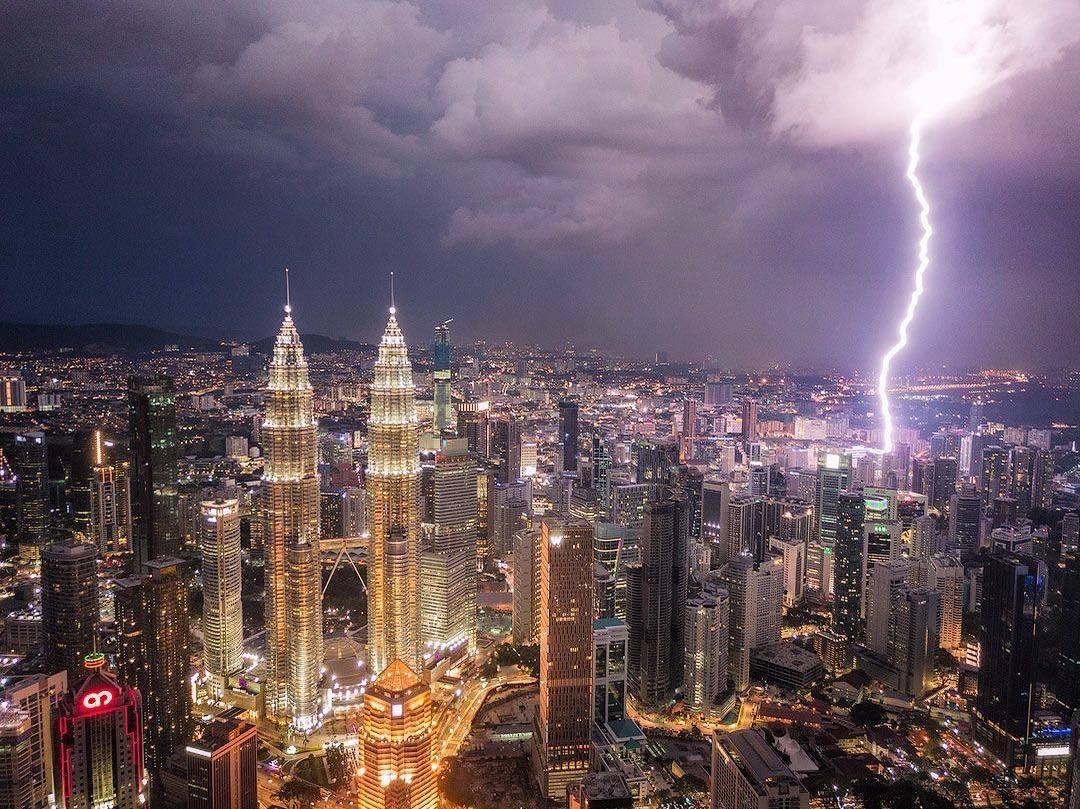 TourismMalaysia's tweet photo. Luckiest shot by @petedemarco via Instagram.

#KLViews #KLCC #PetronasTwinTowers #KLSkyline #MalaysiaTrulyAsia #TourismMalaysia https://t.co/S8eHCK8I8J