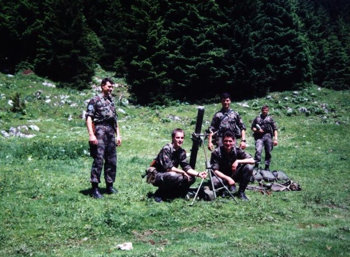 #Nadanašnjidan 1990 je Demos podal zahtevo, naj slovenski naborniki vojaški rok služijo v Sloveniji, kar je takratna skupščina naslednji dan potrdila.