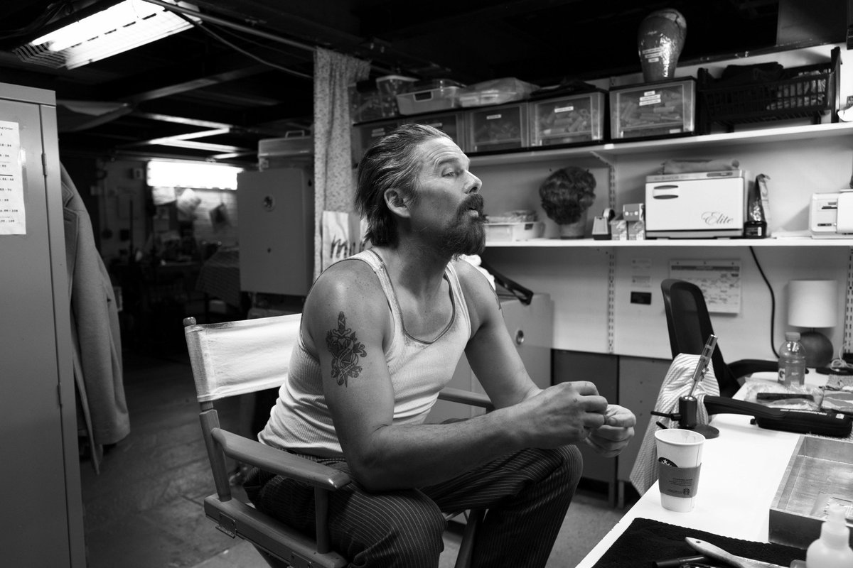 📸 Brigitte Lacombe photographs Ethan Hawke's preshow rituals for 'True West' (via <a href="/vulture/">Vulture</a>) vulture.com/2019/03/true-w… #EthanHawke
