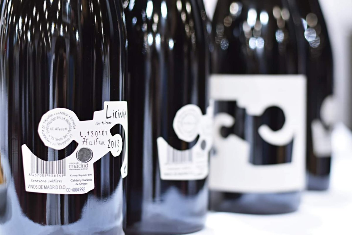 En el Club del Gourmet de <a href="/elcorteingles/">El Corte Inglés</a> lo tienen claro con su descripción:
"Color guinda picota muy intenso, prácticamente opaco con reflejos violáceos. Aroma de buena intensidad con fruta negra, notas tostadas, especiadas y un punto floral. Se aprecian sutiles notas minerales"