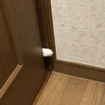 夜中トイレに行くと引き戸から白い手がスーと入ってくるんです