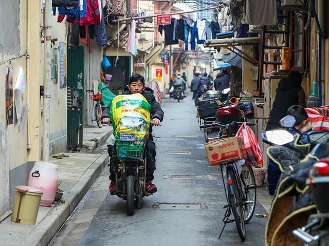 I'm always hanging out down back alleys, me. 
#china #shanghai #yugarden #Asia
#travelphotography #travelgram #photographerslife #photooftheday #picoftheday #workabroad  #traveltheworld #instagood #iamtb #cnntravel #travelbug  #streetphotography #streetl… ift.tt/2TmBYnw