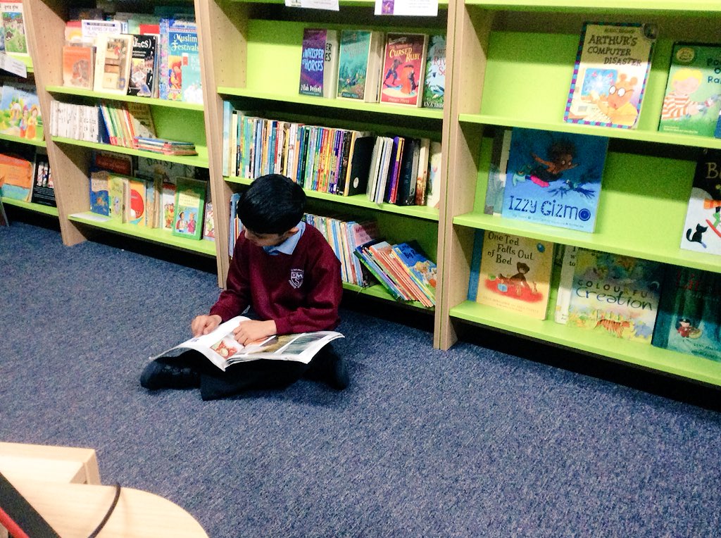 MissChester2's tweet photo. 2C are enjoying their morning in the school library for reading week! We ❤️ to read! #WorldBookDay2019 @somerville_pri https://t.co/ndytOWVL82