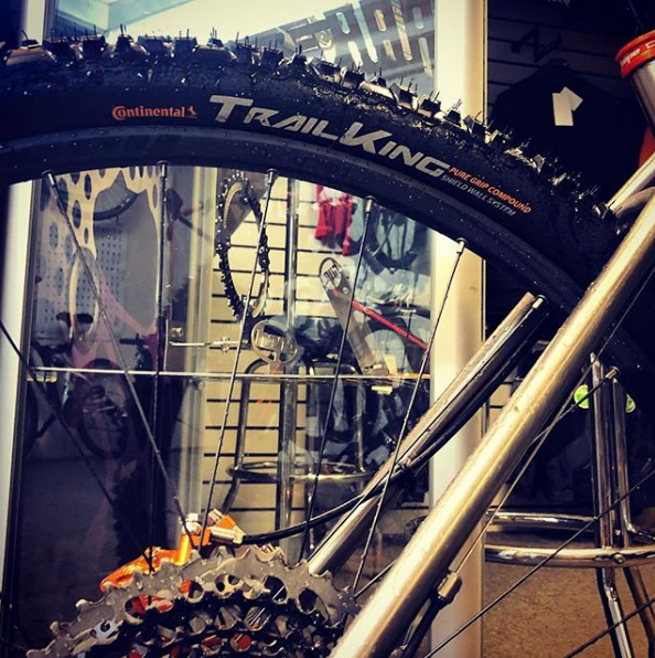 ContiTyres's tweet photo. "Easier than anything else we’ve fitted so far."
@Cycle_Tec checking out our latest tubeless TrailKing #mtb rubber with #PureGrip performance compound!
#GetTheGrip https://t.co/nxX1JHhXvD