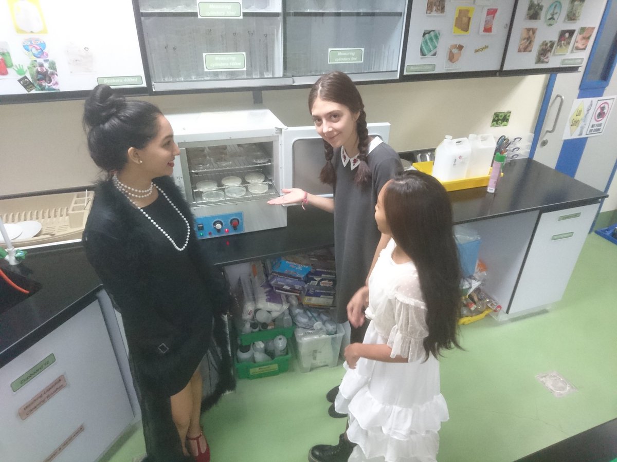 ReptonDXBBio's tweet photo. This might be the first time that we've had three book characters checking out bacterial growth in the biology lab! #reptondxbbiology #reptondxbseniorschool #reptondxbworldbookday https://t.co/oMYNiCmLTV