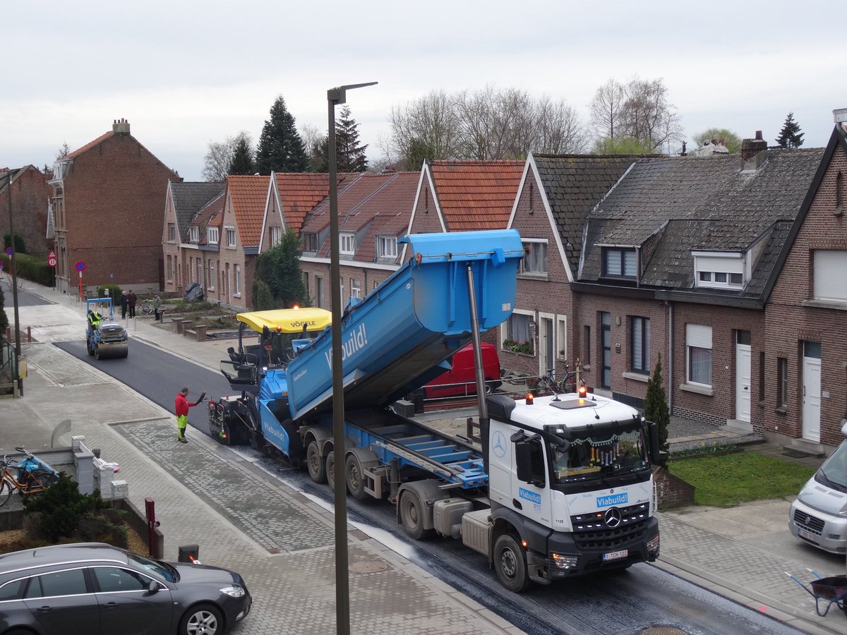 Wegenwerken's tweet photo. Vandaag toplaag asfalt Grote Nieuwedijkstraat, werken bijna klaar 👍 @PolitieMeWi @StadMechelen @inNekkerspoel @Nekkerspoel https://t.co/IsyUv3F2PR