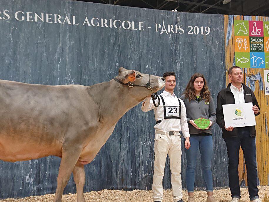 SophieMollot's tweet photo. Retour en images sur le #SIA avec la participation de Thomas GIBASSIER, élève en Première #BACProCGEA et Laurent CHANGARNIER,son maître de stage, au concours Race brune. Belle victoire ! https://t.co/J8OkYRdXEI