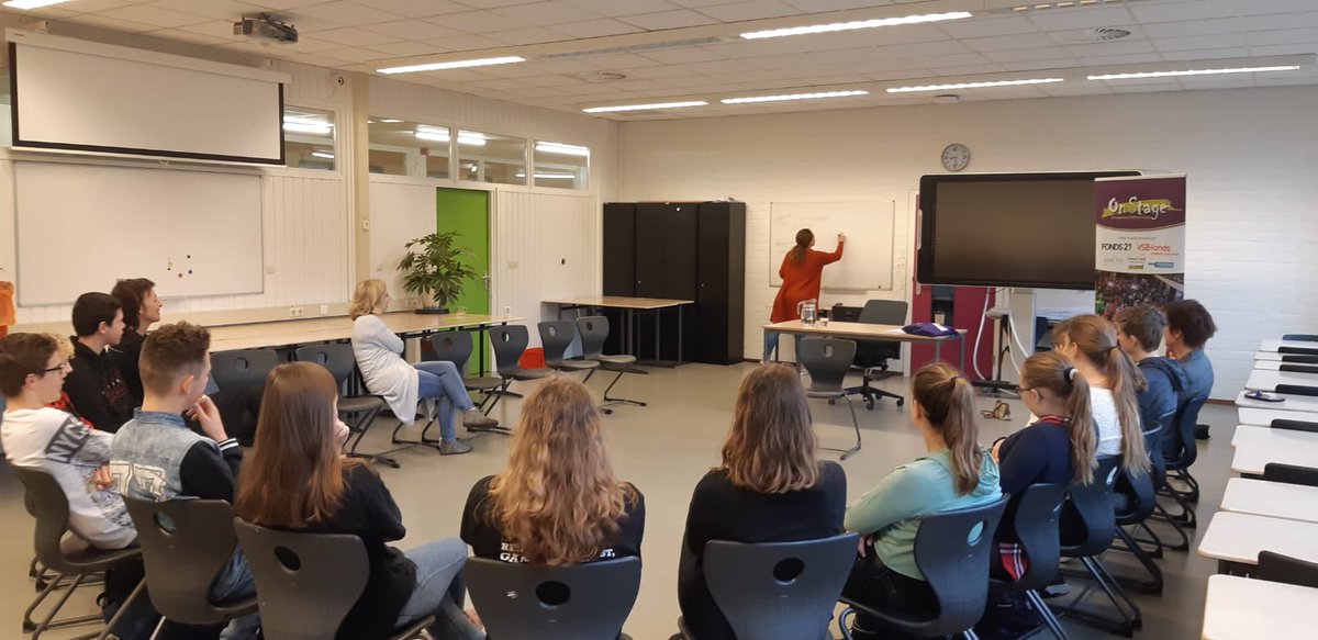 ZFOnStage's tweet image. Vandaag en morgen krijgen de leerlingen training in hoe ze zo goed mogelijk een gesprek met de beroepsbeoefenaren kunnen voeren op het Beroepenfeest volgende week! Nog niet als beroepsbeoefenaar aangemeld? Dit kan alleen vandaag nog! Meld je aan via zuidfrieslandonstage.nl.