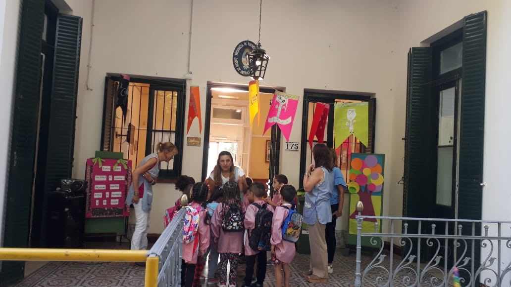 diegojlmartinez's tweet photo. #Adrogue 
Hoy en el inicio del ciclo lectivo en el Jardín 908 Almafuerte.
Un día de clase perdido es una oportunidad perdida, en un mundo competitivo, necesitamos que nuestros chicos se eduquen y se preparen p los desafios q vendran, #Entretodos trabajemos porque #CadaDiaCuenta https://t.co/vYuCKcNkQe