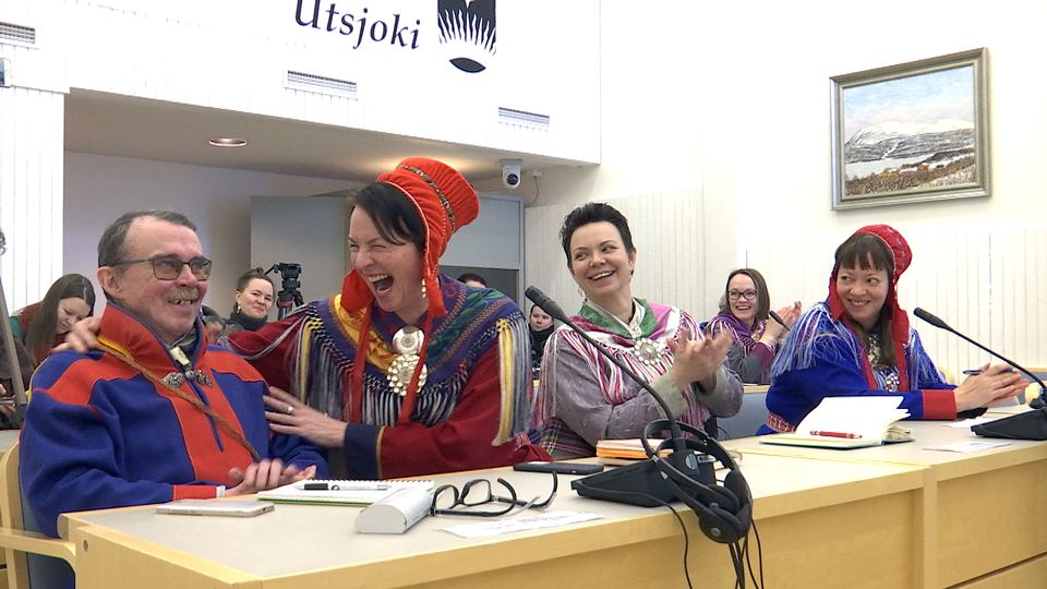 Suuri päivä alkuperäiskansan itsemääräämisoikeuden edistymiselle, ilmeet kertovat paljosta! @samihumanrights #creatingjustice #sámifishingrights #saamelaiset #alkuperäiskansa #sápmi Hieno hetki tallennettu kuvaan Vesa Toppari /@YleSapmi! Lisätietoa: yle.fi/uutiset/3-1067…