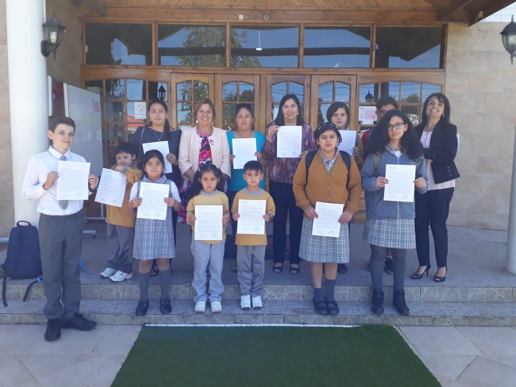 DeproeNuble's tweet photo. En el inicio del #AñoEscolar2019 nuestra Jefa @DeproeNuble visitó el establecimiento Dinabec College de #SanCarlos e hizo entrega de una Carta con el mensaje del Presidente @sebastianpinera y de la Ministra @mcubillossigall a los padres, madres y apoderados de Ñuble. https://t.co/8q9Z4F0Er3