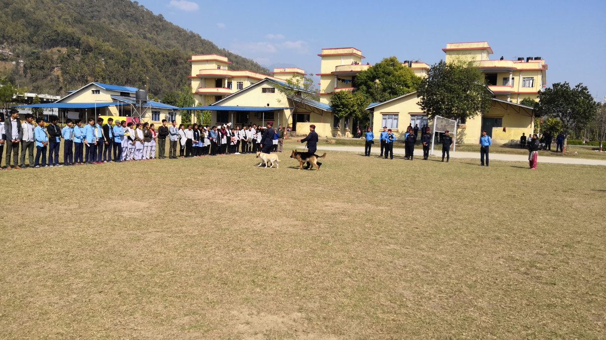 NepalPoliceHQ's tweet photo. समुदाय-प्रहरी साझेदारी अवधारणा अनुरुप प्रहरी सँग एक दिने कार्यक्रम अन्तर्गत श्री महेन्द्र किरण उ.मा.वि. नवलपुरमा अध्ययनरत विद्यार्थीहरु ३ नं प्रदेश प्रहरी कार्यालयको भ्रमण, विभिन्न शाखाहरुको काम कारवाहीको अवलोकनका साथै प्रहरी कर्मचारीहरुसँग अन्तरक्रिया गर्दै ।
#ADayWithPolice https://t.co/2BAhNbcLvk