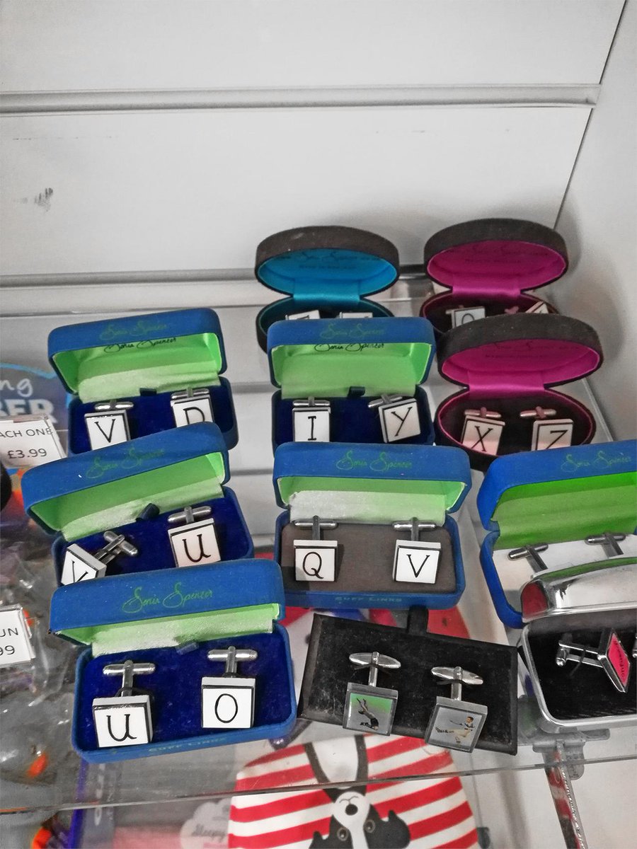 Dolennau llawes a wnaed â llaw gan Sonia Spencer ar gael yn y siop Crefft a Dylunio.

Handmade Sonia Spencer cufflinks available in the Craft and Design shop.