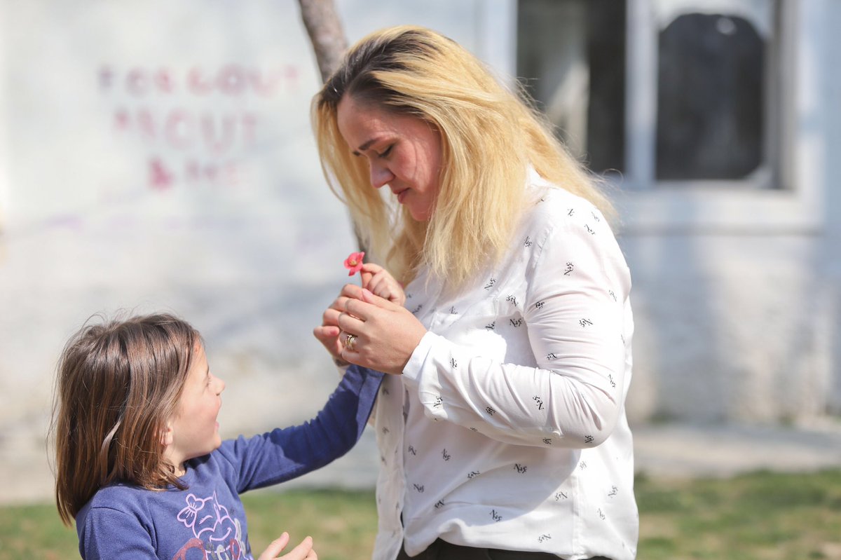 GManastirliu's tweet image. #Marsi i #Grave⚘
Një lule marsi për Blerinën, e cila me pasionin e saj për mirërritjen e fëmijëve, kujdeset me përkushtim prej 5 vitesh për 👫 pa kujdes prindëror të Shtëpisë së Fëmijëve “Zyber Hallulli” në #Tiranë. 

#KrenarePërGratë🙏🏼