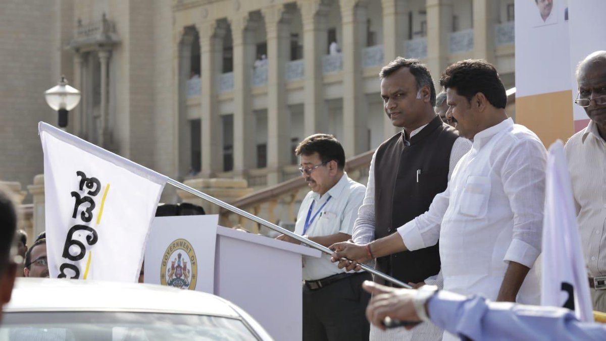 drbradcl's tweet photo. A moment of pride. Officially flagging off the beginning of a new chapter for our rural youth with the ‘Airavatha’ scheme, as the keys to 75 cars are handed over to the respective beneficiaries. #samajakalyana https://t.co/V3brVSbHxy