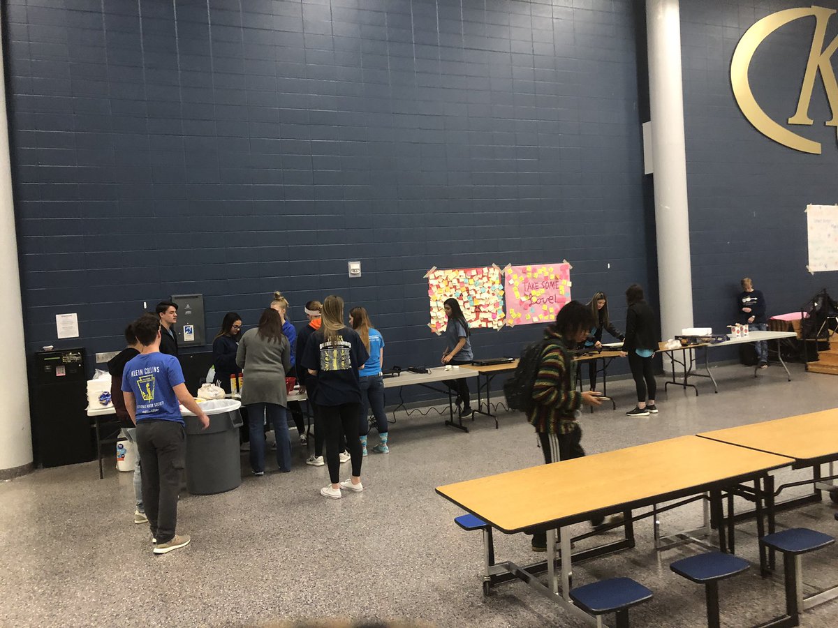 SarahLanders9's tweet photo. @kcstuco members serving pancakes to all of @KleinCollins high school!  Why?  Just because!  #servanthearts #thesekidsrock https://t.co/q8ewAnu2pz