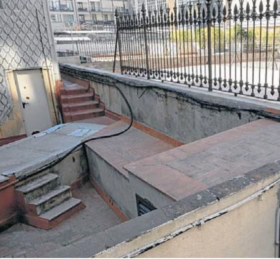gabrielrufian's tweet photo. Este es el tejado de la Conselleria de Economía. Y porque una señora pasó por esas escaleras y ese muro se piden 25 años de cárcel.

Que se sepa.
El siguiente puedes ser tú. https://t.co/UXjAYxG7Lv