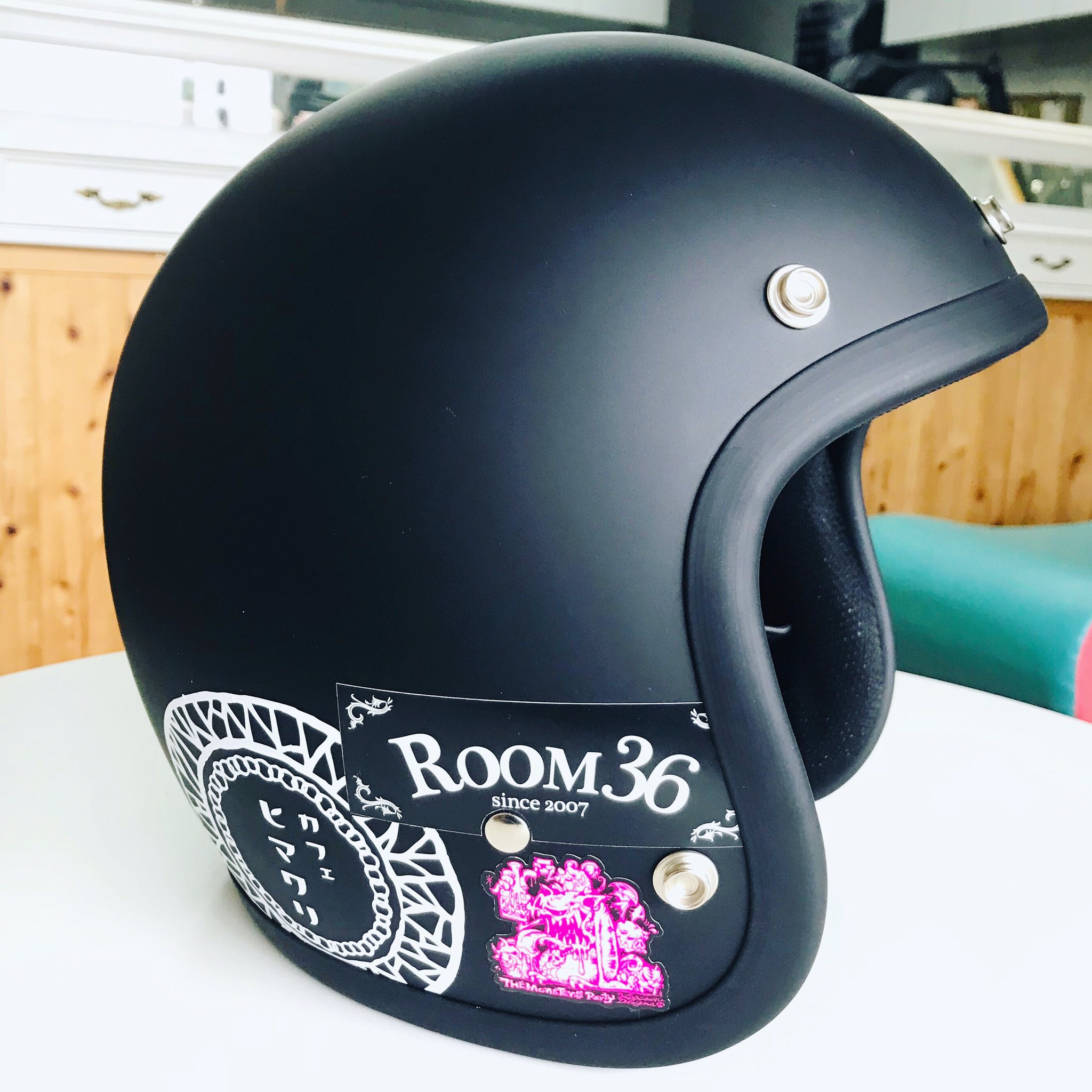 ジュエリー クラフト ヒロ 新しいヘルメットをステッカーチューンしてますヽ お世話になってるお店のステッカーを集めて貼ってます ステッカーチューン バイクヘルメット Room36 Kagemarudesigns カフェヒマワリ T Co Iejyfco8jm