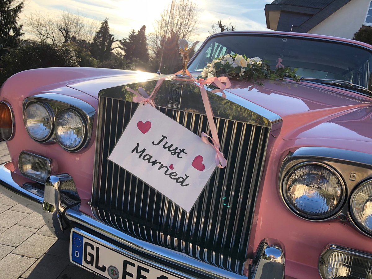 DasBrautauto's tweet photo. #brautauto #justmarried #RollsRoyce 
Die Hochzeitssaison hat begonnen! Unser #Pink #Oldtimer steht bereit für eure #Traumhocheit ! https://t.co/QlIiewSerq