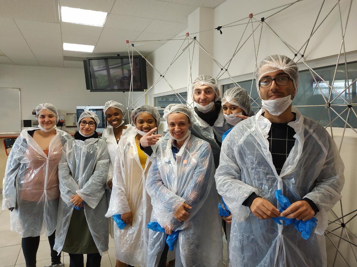 e2cGironde's tweet photo. Tenue correcte exigée pour visiter l'Institut des Saveurs. Le groupe 28 découvre les métiers de boulanger, pâtissier, charcutier, traiteur. #e2cbma https://t.co/wxmY3olLJU