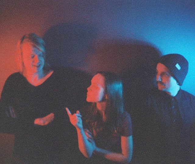 Sauropod (@sauropodband) on Twitter photo Kamilla: Jonas, har du også hørt rykter om at det skjer no greier i morgen?
Jonas: Hysj jeg forsøker å posere
Jørgen: 🔪 📸: <a href="/stred/">Simon Stredel</a> ift.tt/2NLXegd Kamilla: Jonas, har du også hørt rykter om at det skjer no greier i morgen?
Jonas: Hysj jeg forsøker å posere
Jørgen: 🔪 📸: <a href="/stred/">Simon Stredel</a> ift.tt/2NLXegd