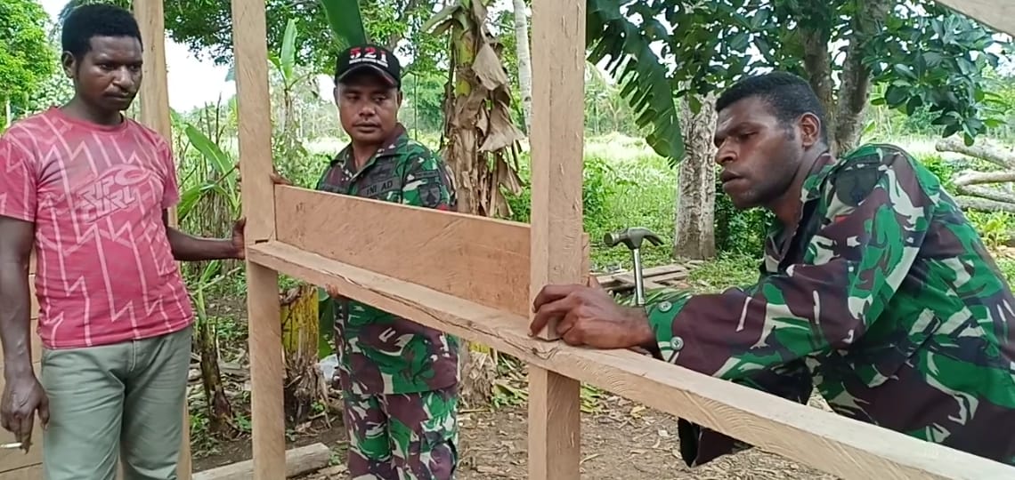 Puspen_TNI's tweet photo. Jikalau Dulu Ibu Sarlota Ndiken (51) warga perbatasan RI-PNG tdk pnya rumah utk berteduh dri gerimis dan terik matahari
Sekarang sudah Tidak Lagi Berkat bantuan Pembangunan Rumah Dari Prajurit TNI Yang Peduli dg kesulitan Rakyat....😎💂 #TniPeduli #TniMasaKini #RiPng https://t.co/4EgjUU06WZ