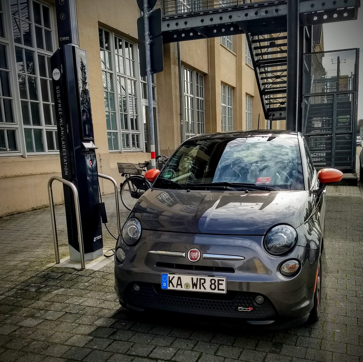 lammy_ka's tweet photo. Heute mal unseren Kleinen an der #Smight Laterne beim #ZKM geladen 😍 #Fiat500e #eMobility https://t.co/8DO8913mXv