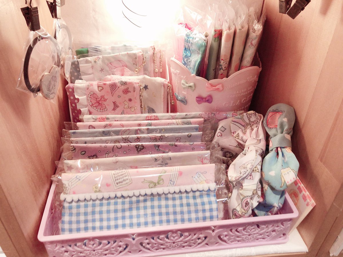 Yui 素今歩さんへ納品してきました 背景を白に変えました 次回はディスプレイも変えるかも 厚手のポーチをおけるようにしたい ヘアゴムもっと作らねば ハンドメイド布小物 納品完了 下北沢雑貨屋 素今歩北口 ゆめかわいい ゆめかわいい