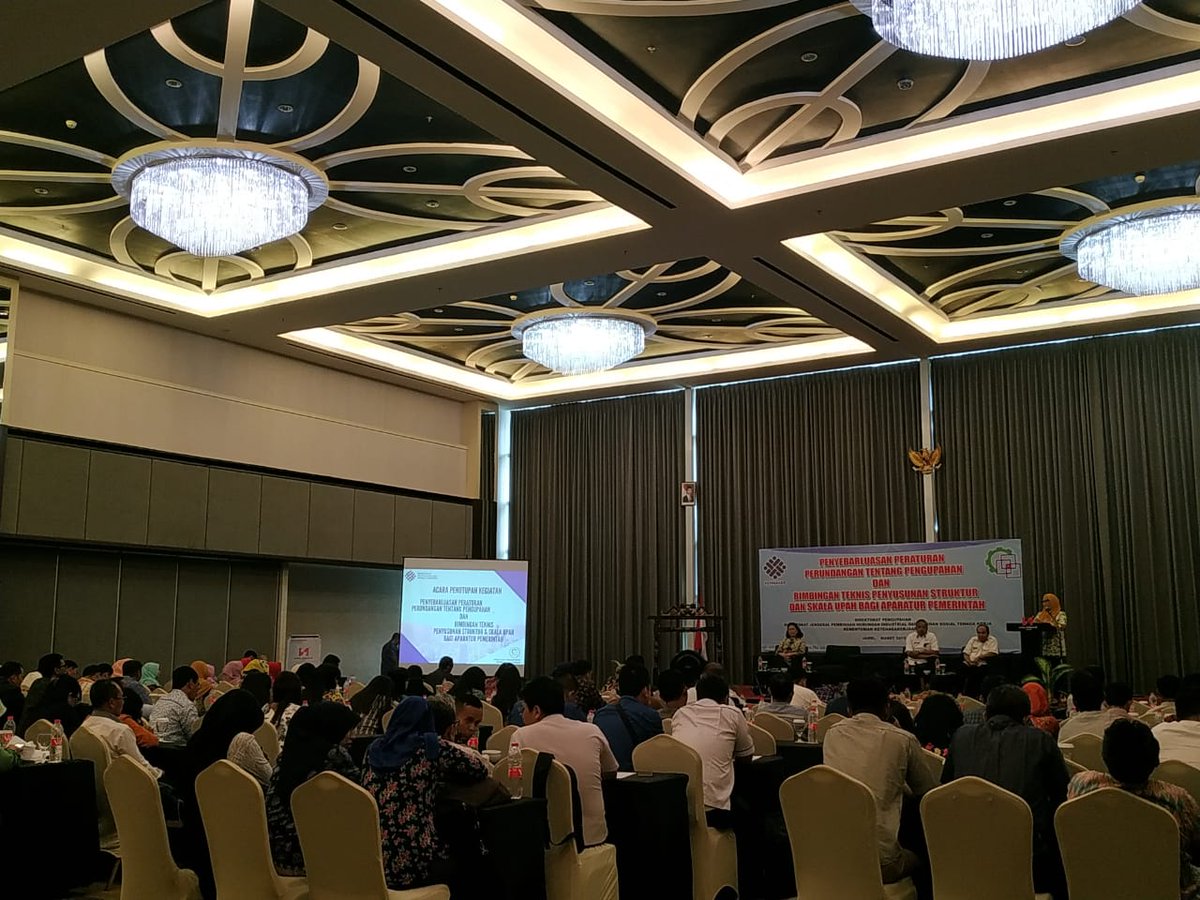 ditjenphijsk's tweet photo. 1.Acra ini sngt strategis unk menciptakan Hubungan Industrial yg harmonis, dinamis, berkeadilan, bermartabat, mengingat upah merupakan slh satu aspek penting dlm pelaksanaan hubungan kerja, yg apabila tdk dikelola dg baik akan berpotensi menciptakan disharmonis HI. https://t.co/ZPTZVSLNJQ
