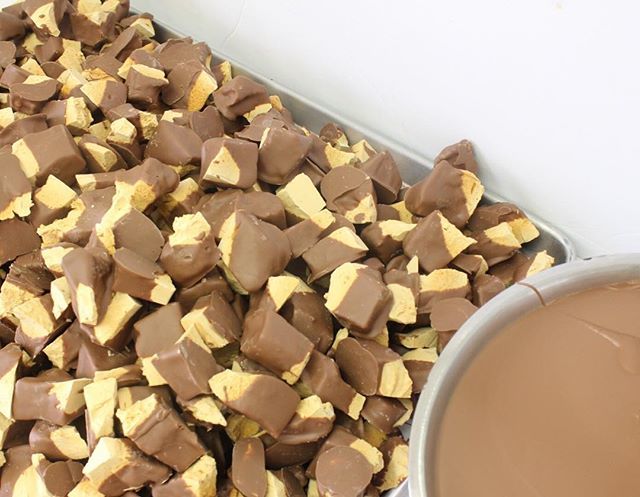 christyssweets's tweet photo. Fresh batch!
Sponge toffee for miles.
Yum!
Getting ready for @ooak_toronto
Can’t wait!👏👏👏
.
.
 #ooak19 #ooakdiaries #chocolate #spongetoffee #honeycomb #fairyfood #spongecandy #yum https://t.co/QaPcWRp2WQ https://t.co/Uf5EGC2hge
