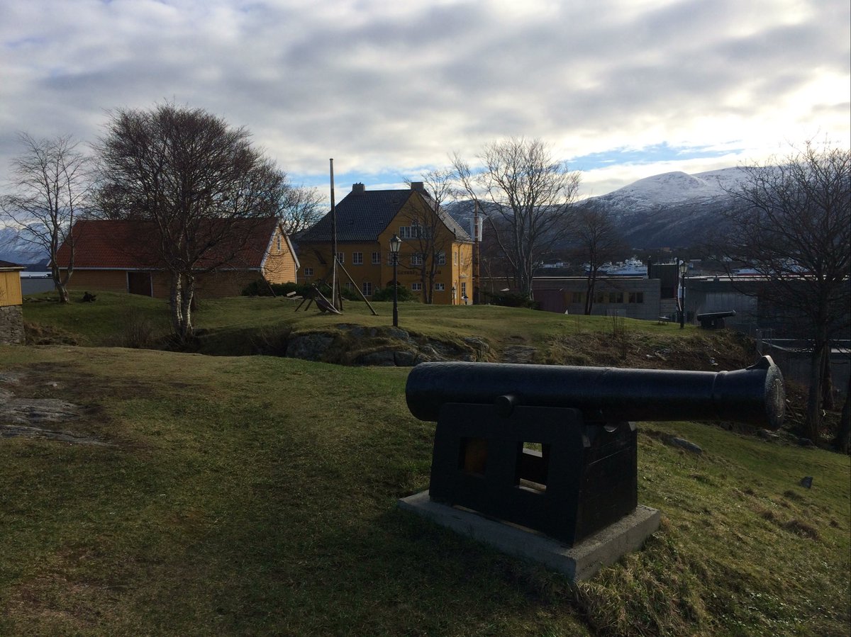 AlexKerste's tweet photo. Heute kein #Aksla: Blick auf Ålesund vom Stadtmuseum. https://t.co/MakXOvhEZ6