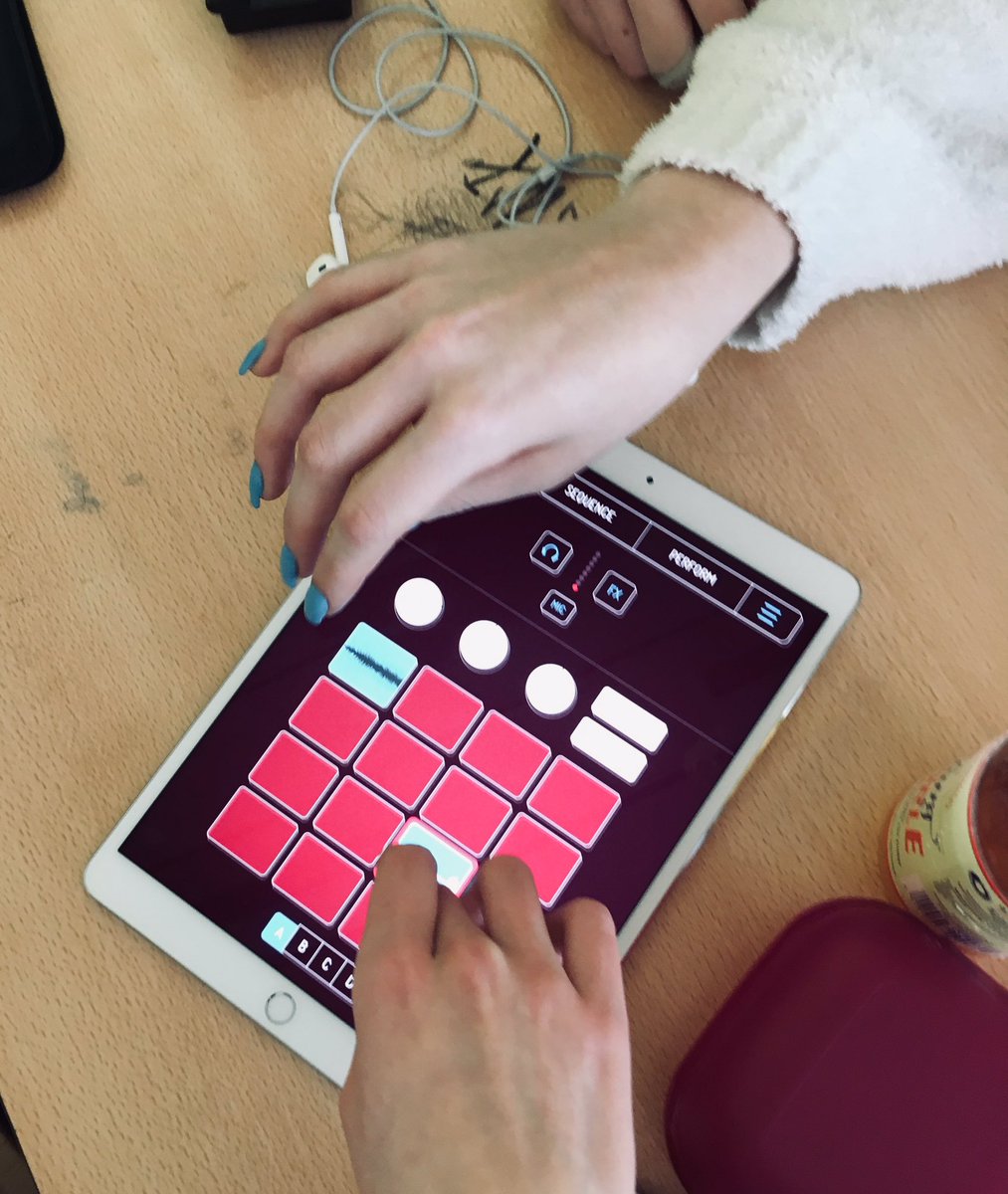 HohbergerFrauke's tweet photo. Soundwalk mit einer 9. Klasse zu speziellen Orten ihrer Stadt. Tag1: Recording in #AudioShare sampling in #ReSlice #BorderlandsGranular und meiner neuen Lieblingssamplingapp: #koala . #DigitaleBildung #musikmitapps #Twitterlehrerzimmer https://t.co/cXJ5LO9waw