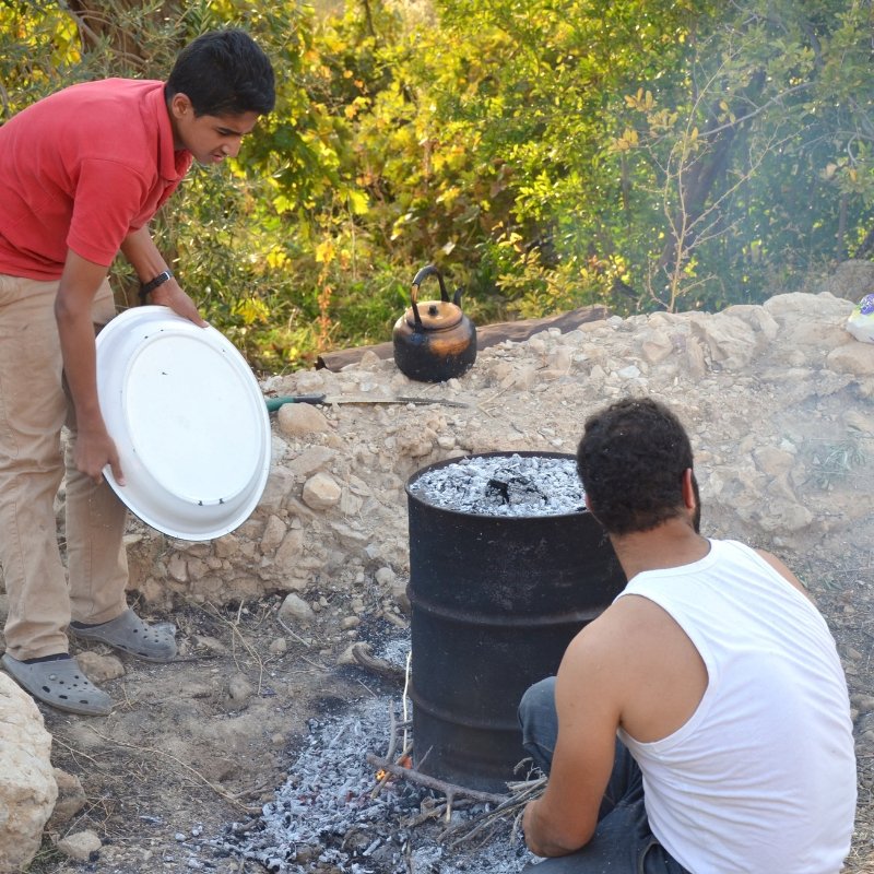 apieceofjordan's tweet photo. Tannikah - spiced Chicken, potatoes, onions, garlic, tomatoes and deliciously flavoured rice slow cooked over coals in an enclosed drum. Get in touch to take part in an outdoor cooking lesson in #petrajordan
#visitjordan  #eatinginpetra #cookinginjordan #jordanianfood https://t.co/NuAy7u20Eq