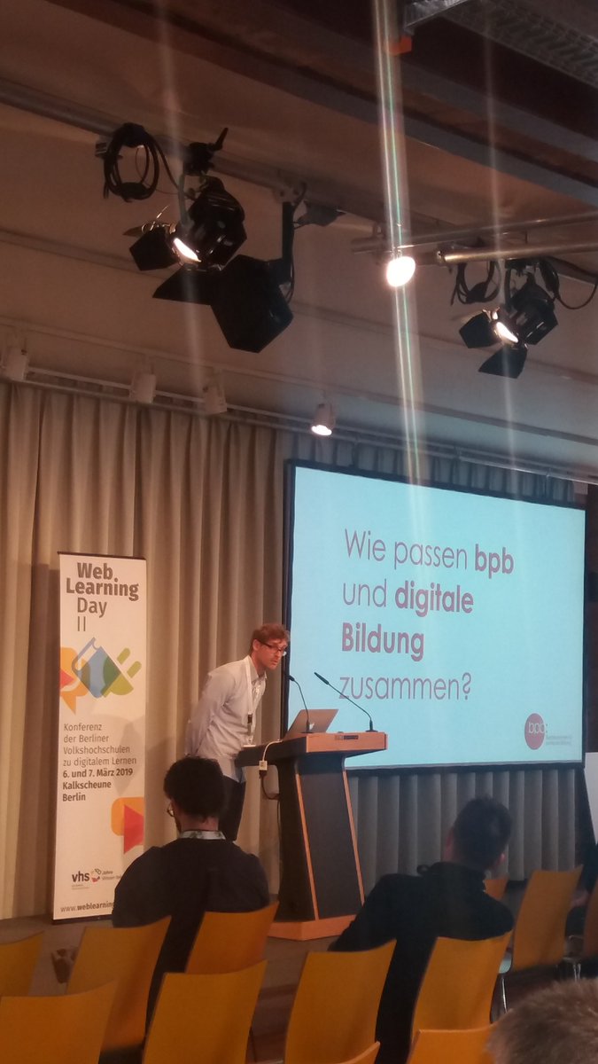 smartvhs's tweet photo. André Nagel der Bundeszentrale für politische Bildung stellt die "werkstatt.bpb" vor #smartvhs #webl https://t.co/vsEHJ7YloY