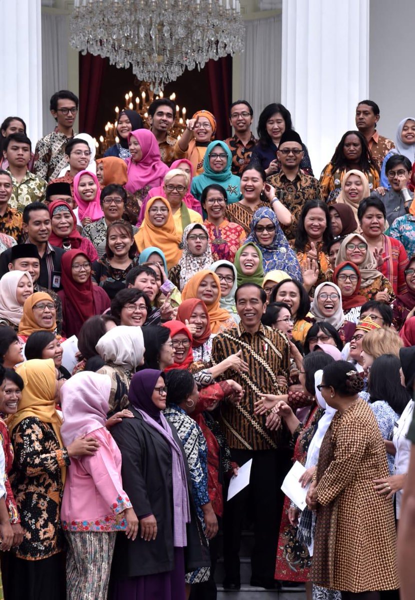 Menerima ratusan Perempuan Arus Bawah di Istana Negara.

Mereka adalah para perempuan yang punya aktivitas luar biasa, dari urusan peningkatan ekonomi ibu-ibu, pendampingan korban KDRT, sampai aktivis hukum dan lingkungan.