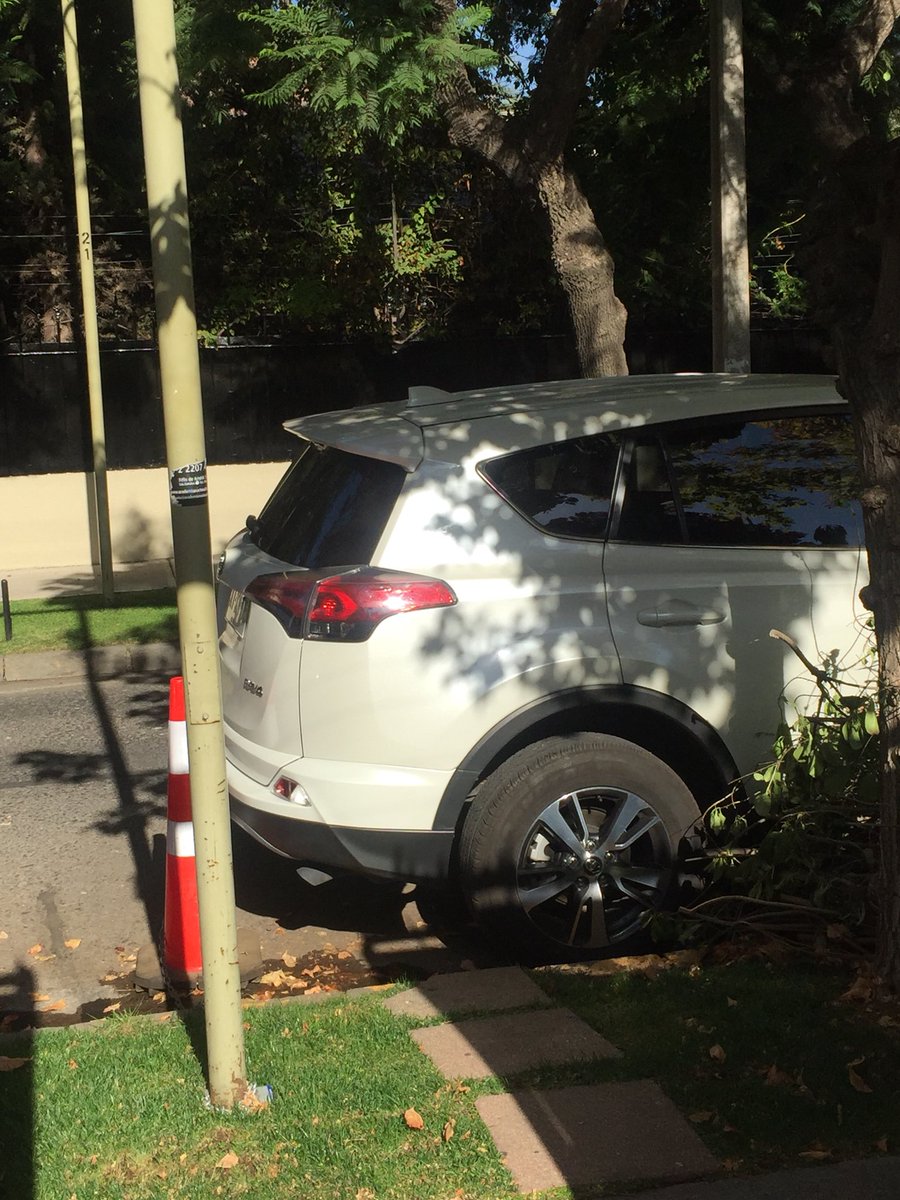 ovejitamariapom's tweet photo. Alcalde @LavinJoaquin en calle Polonia 360 existe un centro de #adultosmayores llamado #VitayDay dnd cada mañana dejamos a nuestros adultos en actividades, pero esta semana un auto ha bloqueado la única bajada de acceso al centro y @LC_seguridad no ha respondido a los llamados https://t.co/M0ChOmyKGC