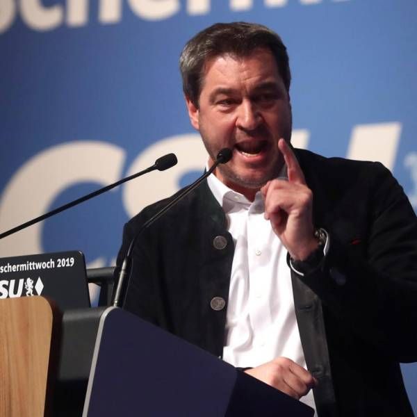 movefast_test's tweet image. Söder empört sich über Indianer-Kostüm-Irrsinn