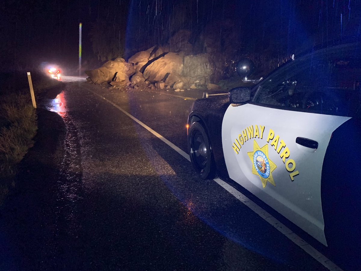 BakersfieldChp's tweet photo. There are multiple large boulders blocking SR-178 in the Canyon. Boulders are still falling onto the roadway. Caltrans is estimating SR-178 will be closed for 1-2 days. please choose an alternate route. #rocks #roadclosure #chp #caltrans6 https://t.co/tFqKEfjrKZ