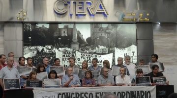 chebarracas's tweet photo. #Hoy en la #Chebarracas desde la villa 21/24
Los docentes paran y marchan a Plza de Mayo
Entre otros reclamos exigen que se convoque a una paritaria nacional. El inicio del paro docente de 72 hs En la pcia de Bs As el gobierno ratificó que "maestro que para maestro que no cobra" https://t.co/ZFlz9v0xQz