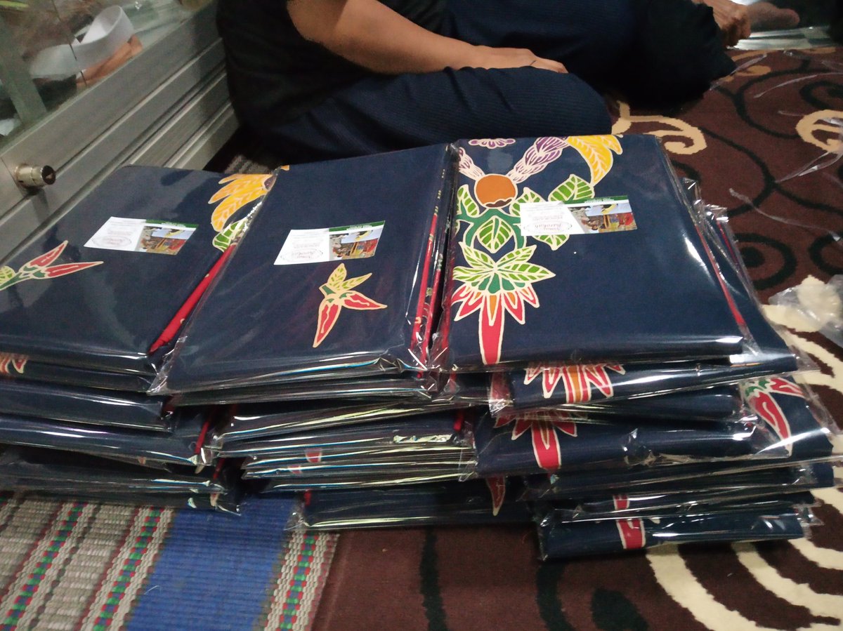 RasioKu's tweet photo. Alhamdulillah seragam pesanan Kecamatan Bogorejo selesai dikerjakan, siap dikirim

#batikblora #batiktulis https://t.co/alKg0ivMOE