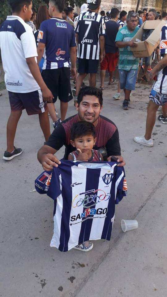 El pasado domingo una de las agrupaciones vendió números de rifa para recaudar fondos para realizar mejoras en el estadio. El premio era una camiseta de Sarmiento y el ganador de la misma fué Emanuel Rodríguez. Gracias a todos los que colaboraron. #VamosSarmiento