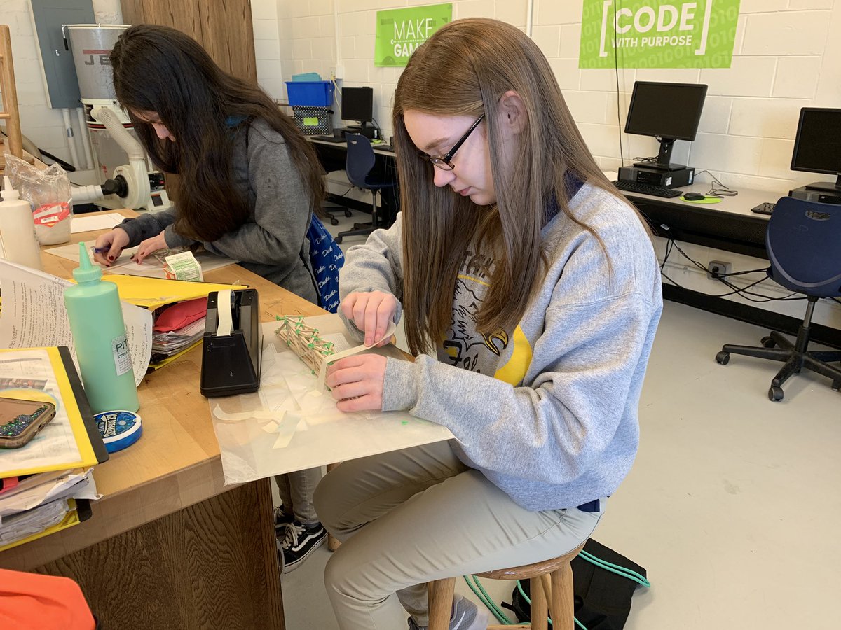 RedClaySchools's tweet photo. STEM education at its finest! Stanton’s 7th grade Technology students build bridges... Then see how much force it takes to crush them! @StantonFalcons #StantonSOARS https://t.co/C93EgmN9Ze